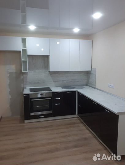 Угловая кухня со встроенной стиралкой и техникой