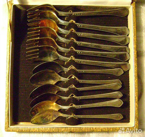 Кофейный сервиз и столовые приборы для десерта