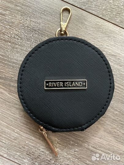 Футляр river island