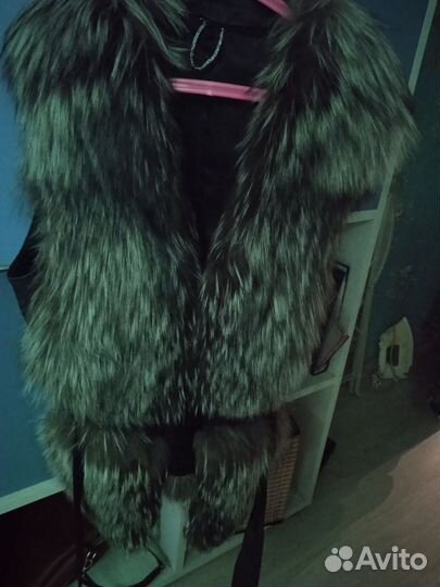 Жилет из натурального меха чернобурки