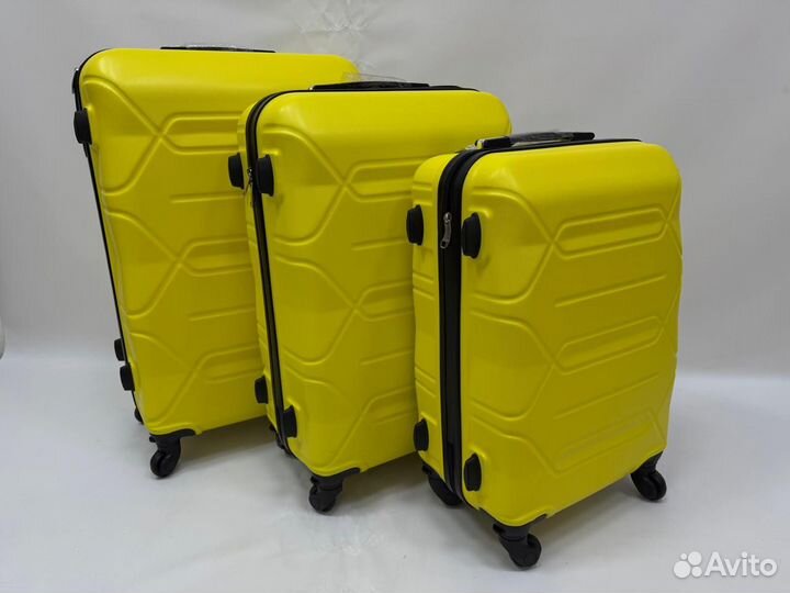 Чемодан на колесах пластик S M L Большой выбор