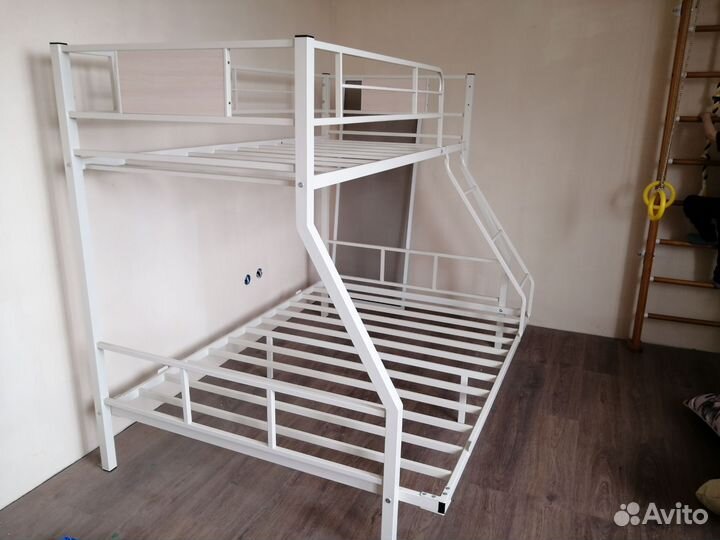 Кровать двухьярусная