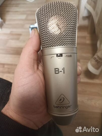 Студийный конденсаторный микрофон