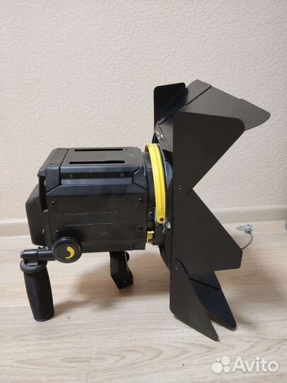 Прожектор Lowel Fren-L 650 с линзой Френеля