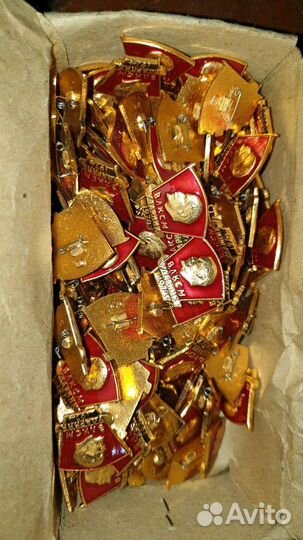 Значки Ударник влксм 74г и 75г