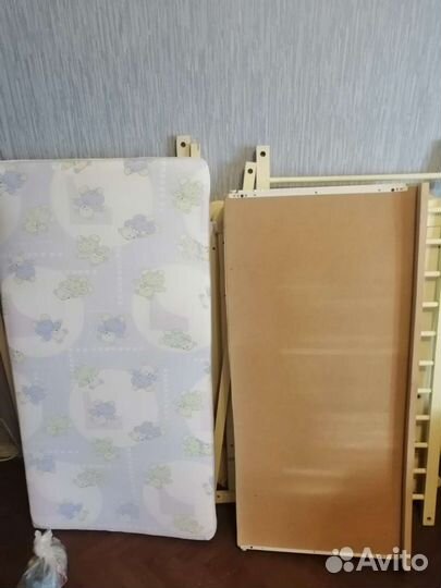 Детская кроватка с маятником и ящиком