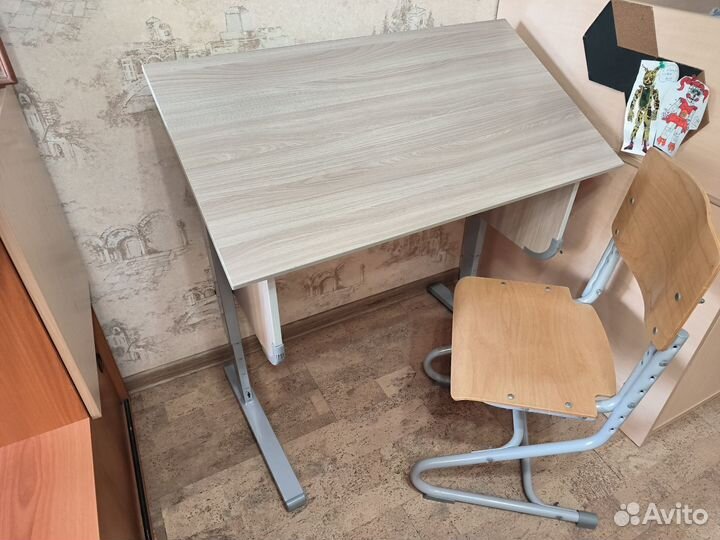 Детский письменный стол и стул
