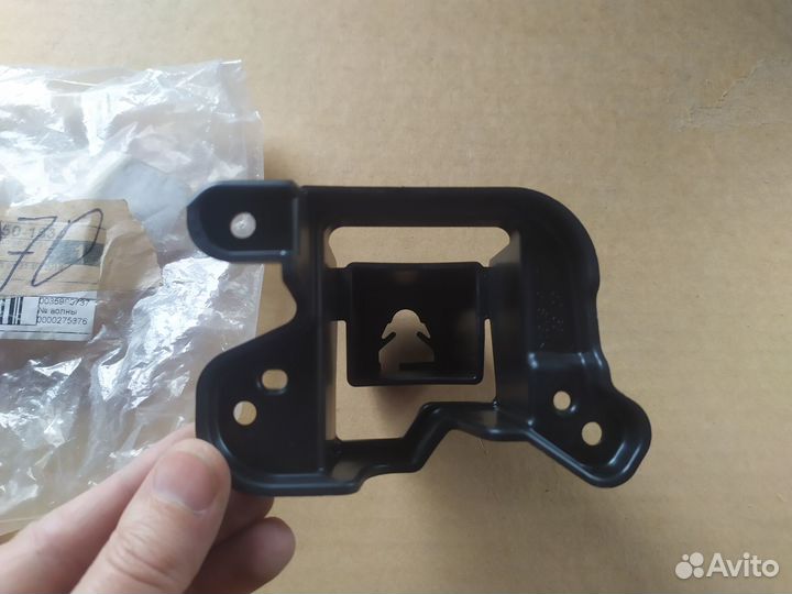 Кронштейн переднего бампера левый Mazda 3 (BM/BN)