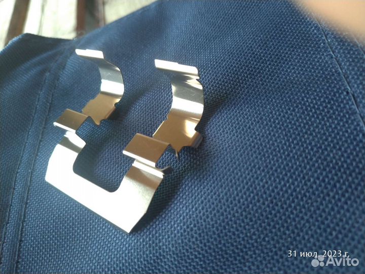 Миуубиси Паджеро2.Скобы передних тормозных колодок