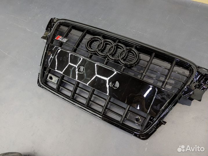Решетка радиатора Audi A4 B8 S4 line Черная