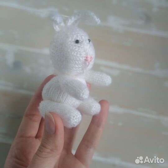 Игрушки вязаные зайчики