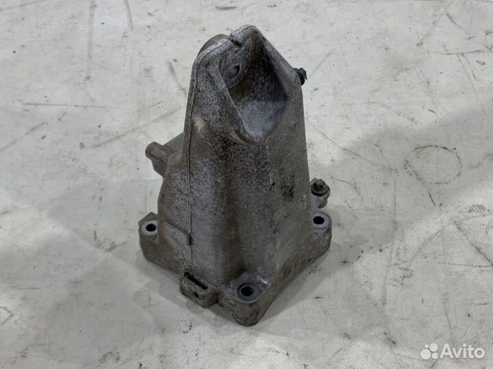 Правый кронштейн опоры двигателя Mercedes