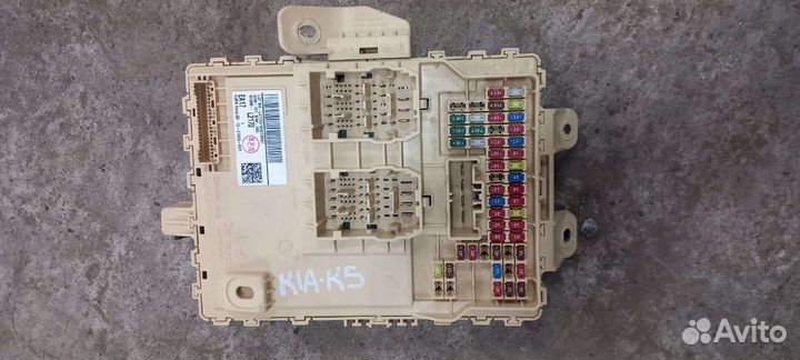 Блок предохранителей салонный Kia K5