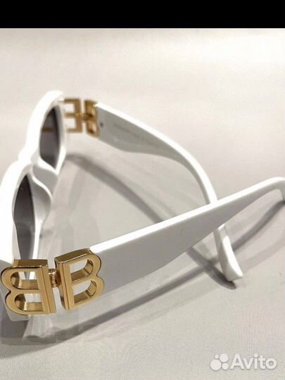 Солнечные очки белые с золотыми буквами burberry