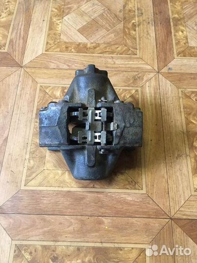 Суппорт задний левый Toyota mark 2 GX110