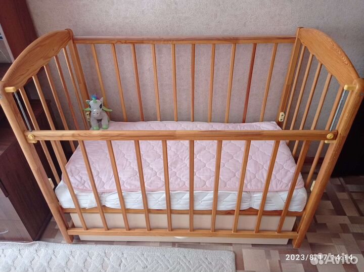 Детская кровать с маятником