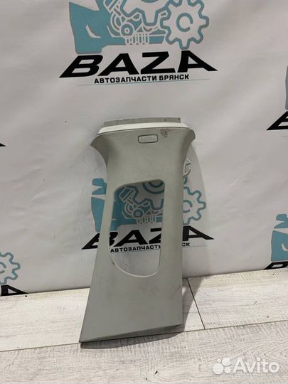 Обшивка средней правой стойки Volkswagen Jetta 6