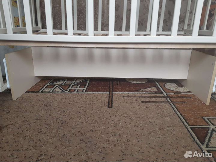 Детская кроватка с маятником