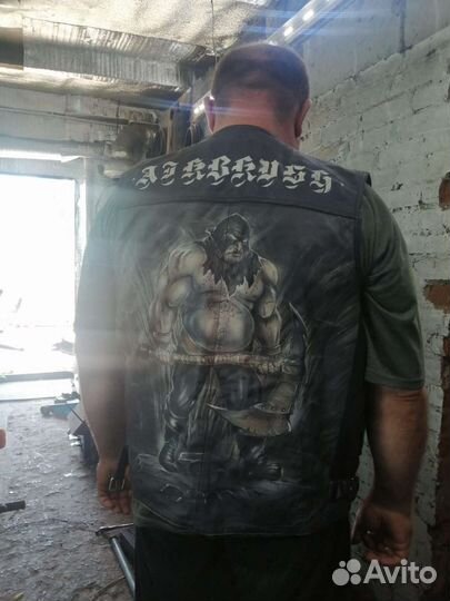 Кожаный жилет с аэрографией ручной работы