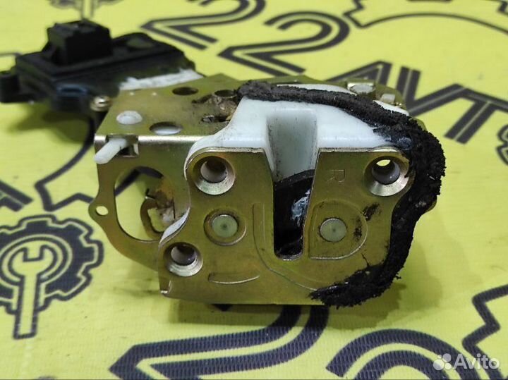 Замок двери задний правый Mazda Demio DY3W ZJ