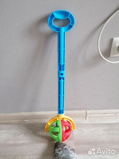 Каталка с ручкой - шарик для детей