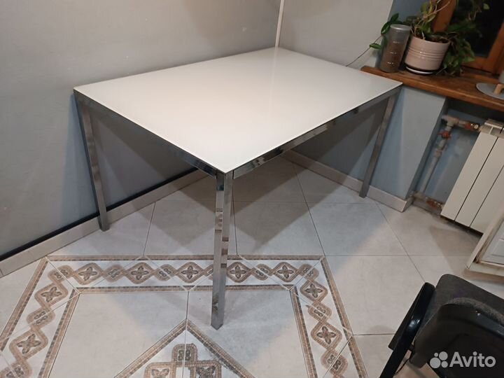 Стеклянный стол