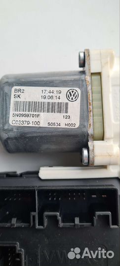 Моторчик стеклоподъемника 5N0959701F