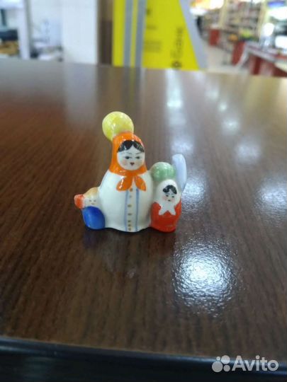 Матрешки идут на праздник, фарфор, Песочное