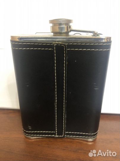 Фляжка и рюмки