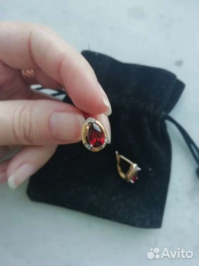 Серьги с камнем