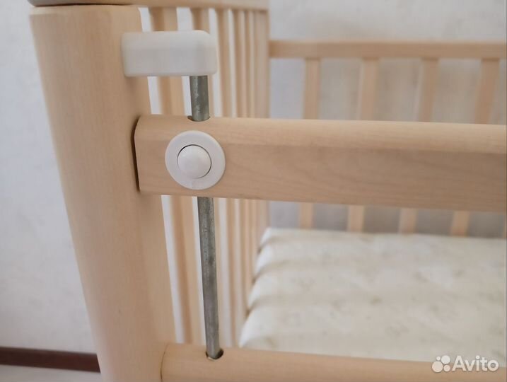 Детская кроватка с маятником