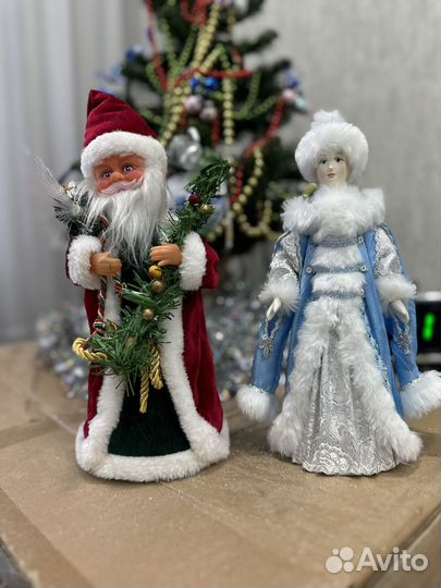 Дед мороз со снегурочкой под елку