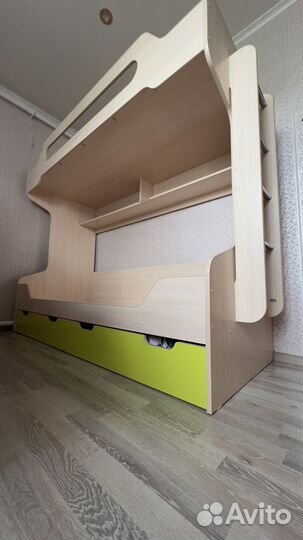 Кровать двухьярусная