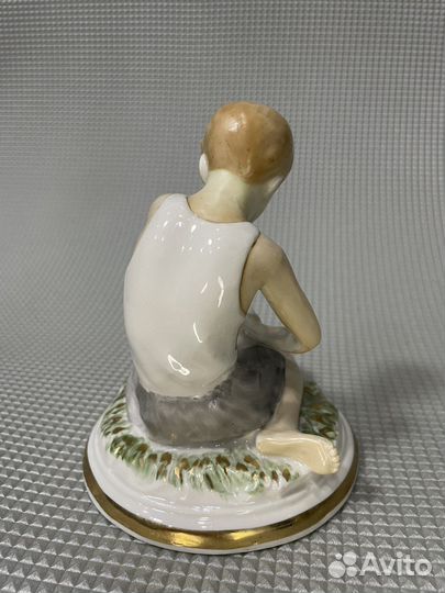 Фарфоровые статуэтки СССР чудово. Мальчик с мячом