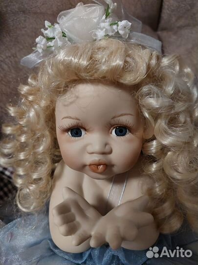 Кукла фарфоровая