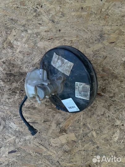 Вакуумный усилитель тормозов в сборе передний