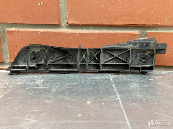 Кронштейн переднего бампера Toyota avensis