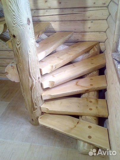 Лестница из брёвен для частного дома