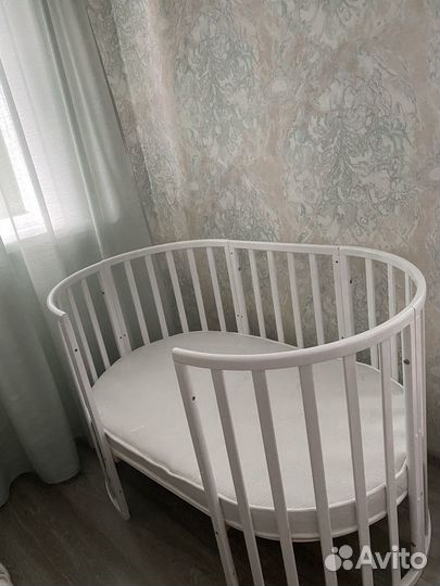 Детская кроватка с маятником