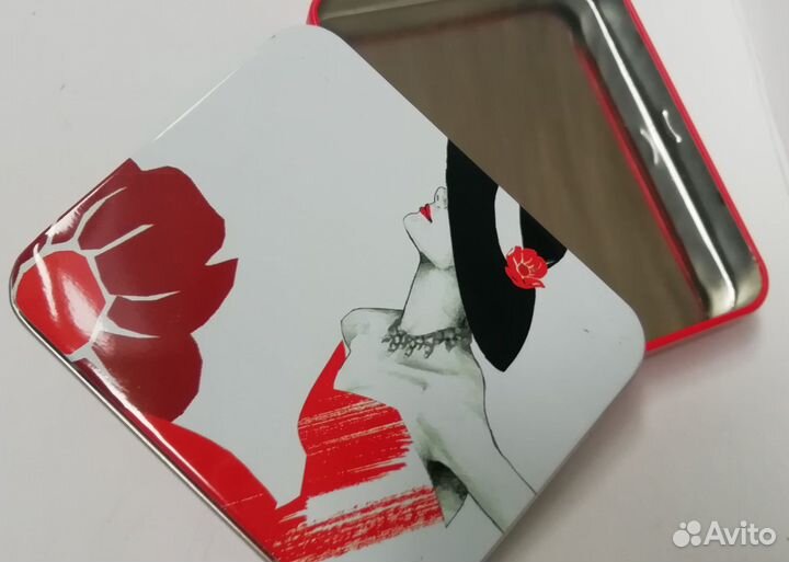 Коробочка металлическая красно-белая 11 на 9 см