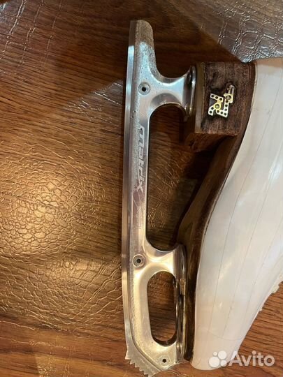 Продам профессиональные фигурные коньки