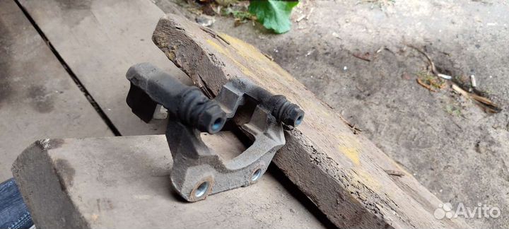 Скобы суппорта largus