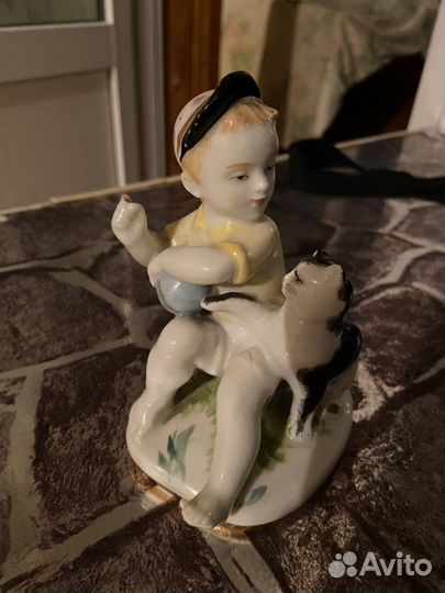 Статуэтка мальчик с кошкой