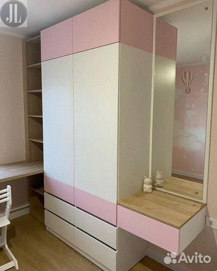 Детская рабочая зона у окна