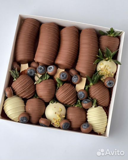 Клубника и бананы в шоколаде