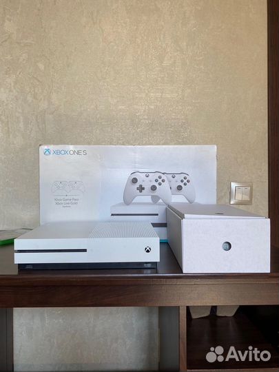 Xbox One S 1tb + 2 геймпада + far cry 5