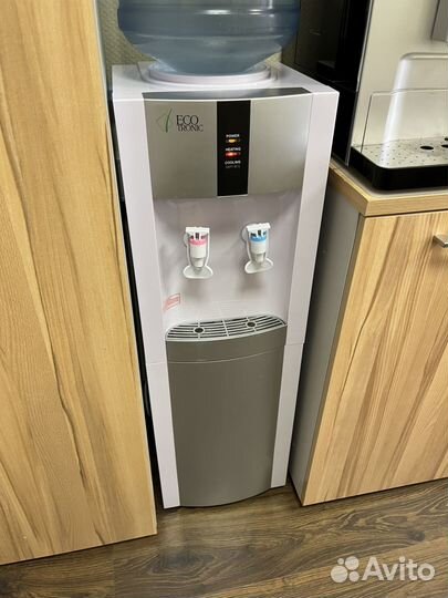 Кулер для воды напольный