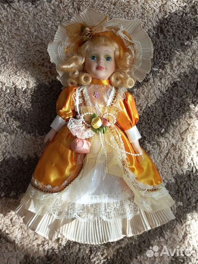 Кукла фарфоровая