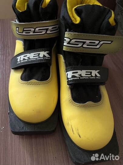 Лыжные ботинки и лыжи