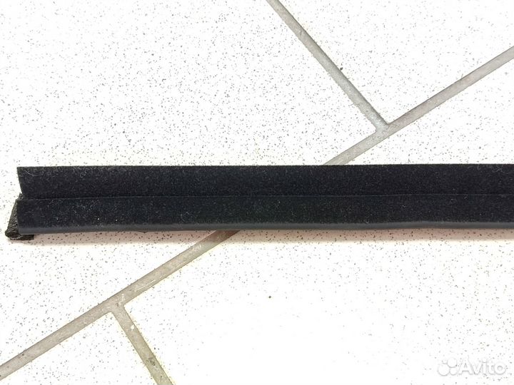 Молдинг стекла двери передний левый Toyota RAV4 40